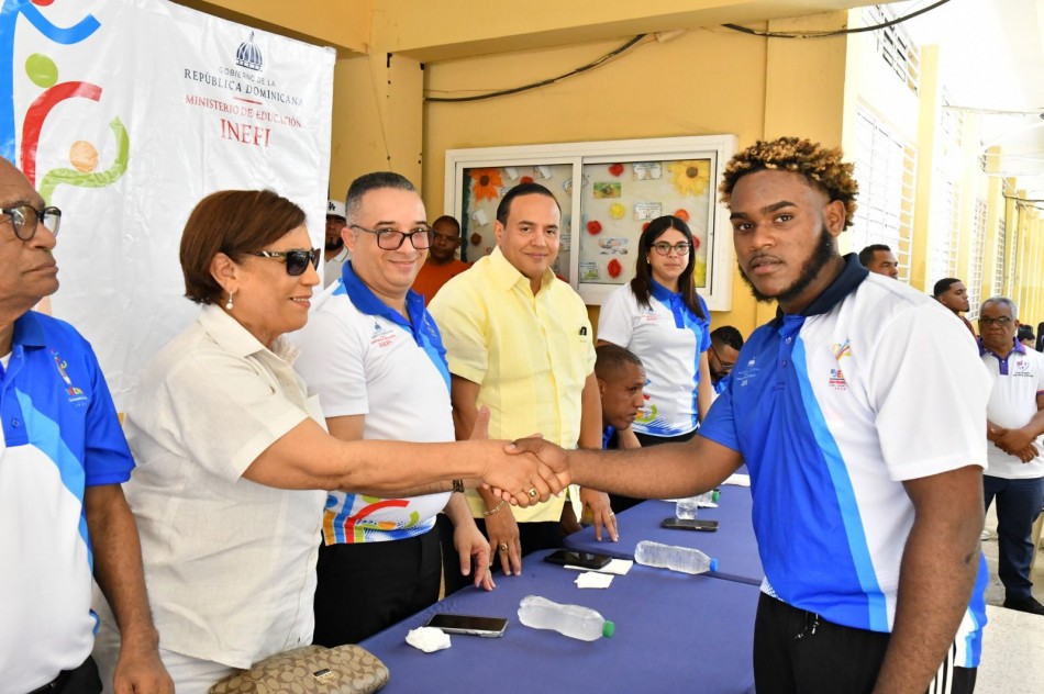 Antorcha de los Juegos Escolares Nacionales San Francisco 2025 recorre con entusiasmo el municipio de La Vega