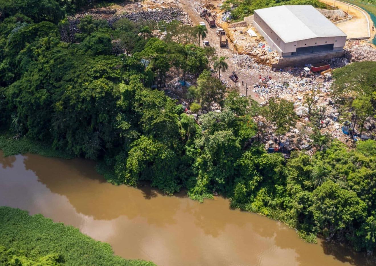 El Ozama amenazado por un r&iacute;o de basura