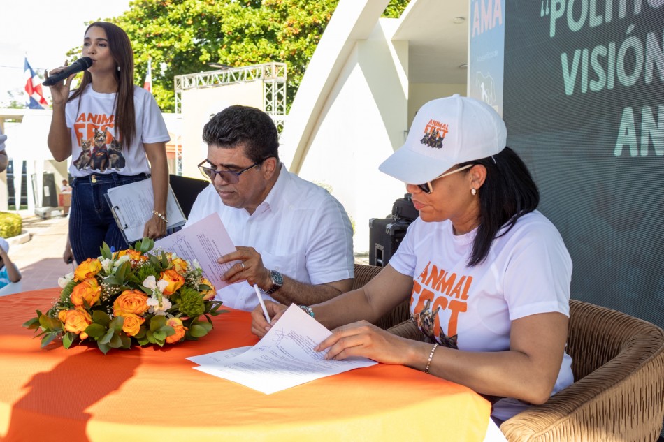 D&iacute;o Astacio propone realizar el Animal Fest 2026 en Santo Domingo Este y recibe la maqueta del proyecto Ciudad de &Aacute;ngeles