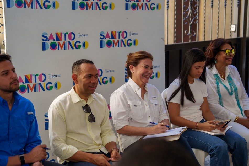 Carolina Mej&iacute;a escucha a los residentes de Gazcue con el programa La Alcald&iacute;a Llega a Ti