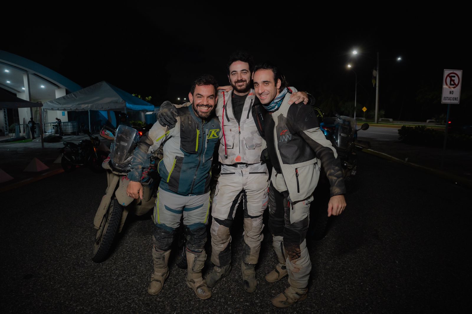 Tres pilotos de motocicleta dominicanos recorren todo el pa&iacute;s en tiempo r&eacute;cord