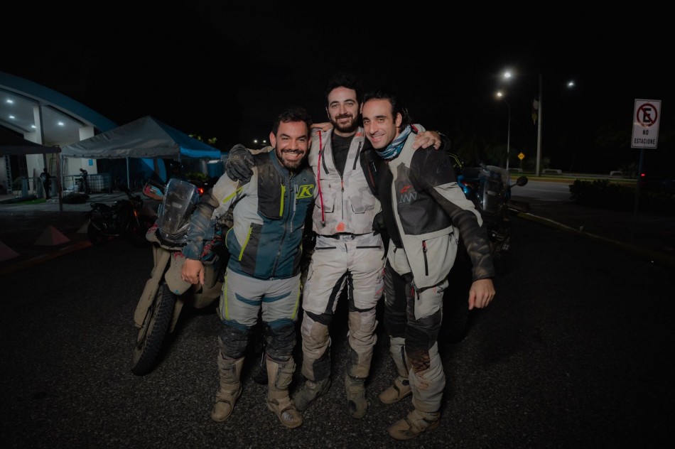 Tres pilotos de motocicleta dominicanos recorren todo el pa&iacute;s en tiempo r&eacute;cord