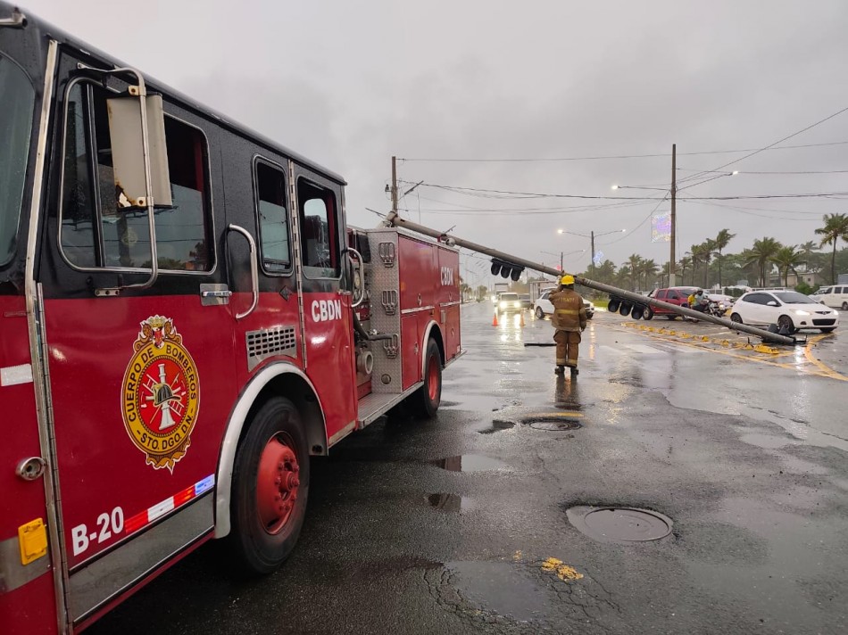 Alcald&iacute;a del DN, Intrant y el Cuerpo de Bomberos del DN se encuentran retirando sem&aacute;foro ca&iacute;do en el malec&oacute;n