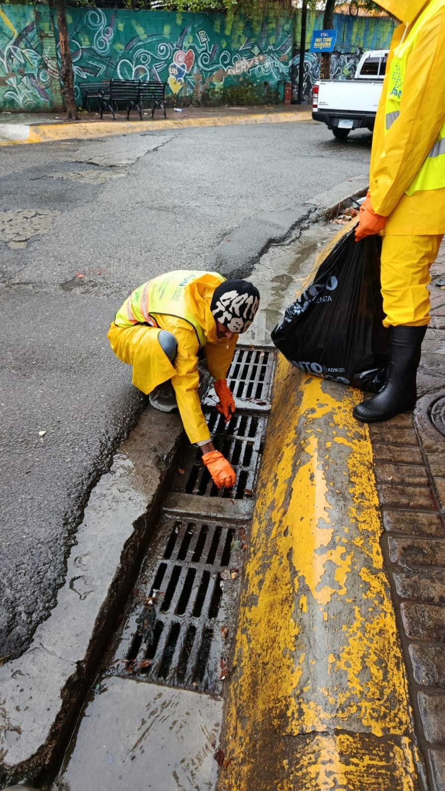 Brigadistas de la Alcald&iacute;a del DN siguen en las calles desde las 5:00 a.m. mitigando efectos de las lluvias