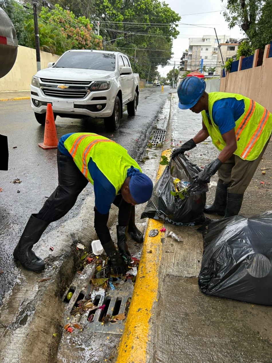 1,500 brigadistas del ADN combaten en las calles los efectos producidos por tormenta