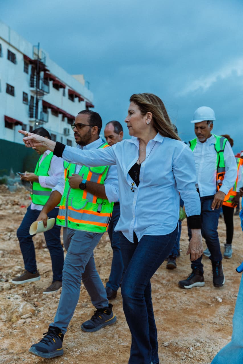Carolina supervisa obras en el DN; valora avances en el Malec&oacute;n Deportivo y parque Ta&iacute;no