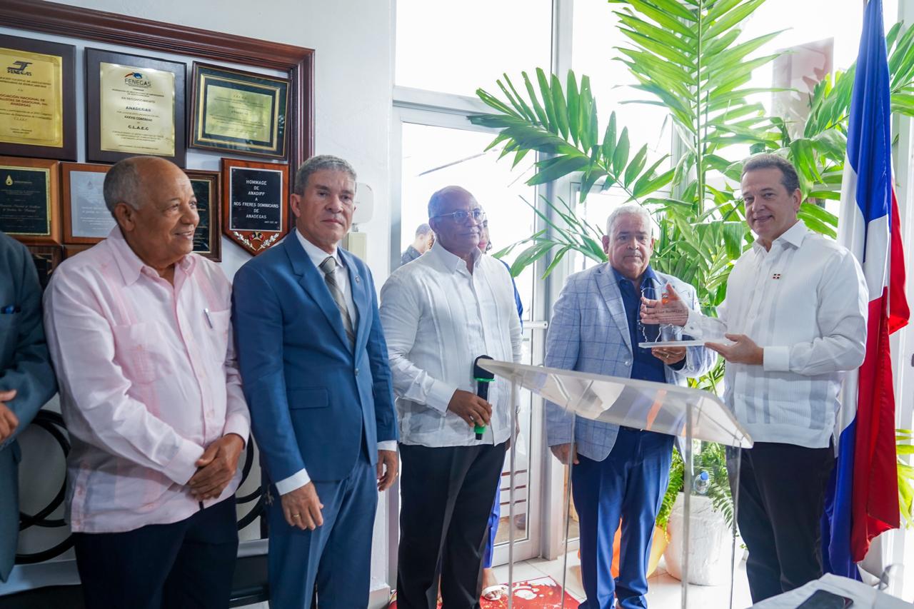 ANADEGAS reconoce al ministro Ito Bisonó por su liderazgo y compromiso con el desarrollo responsable del sector de combustibles