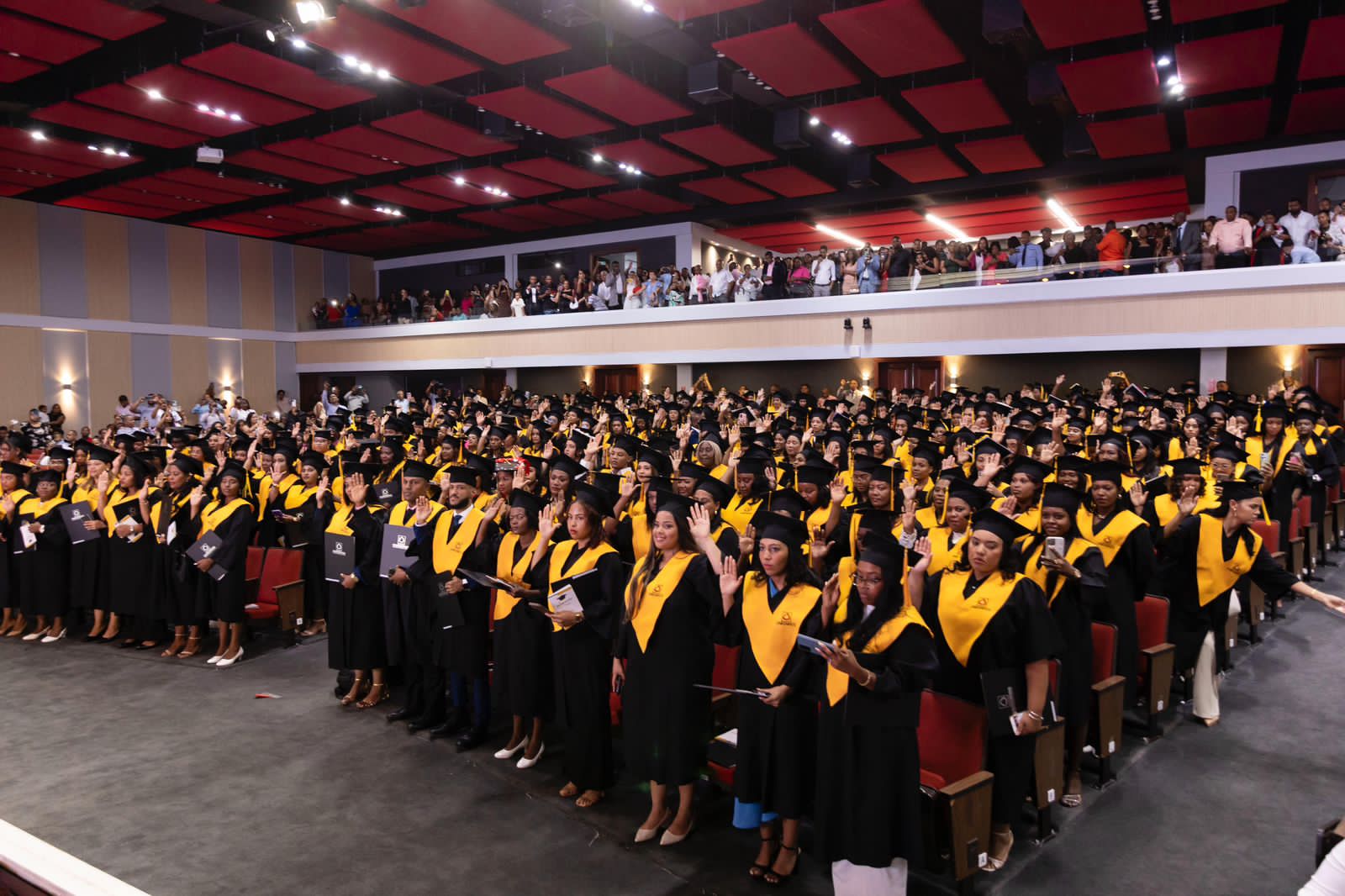 UNIREMHOS grad&uacute;a 540 profesionales de grado y postgrado