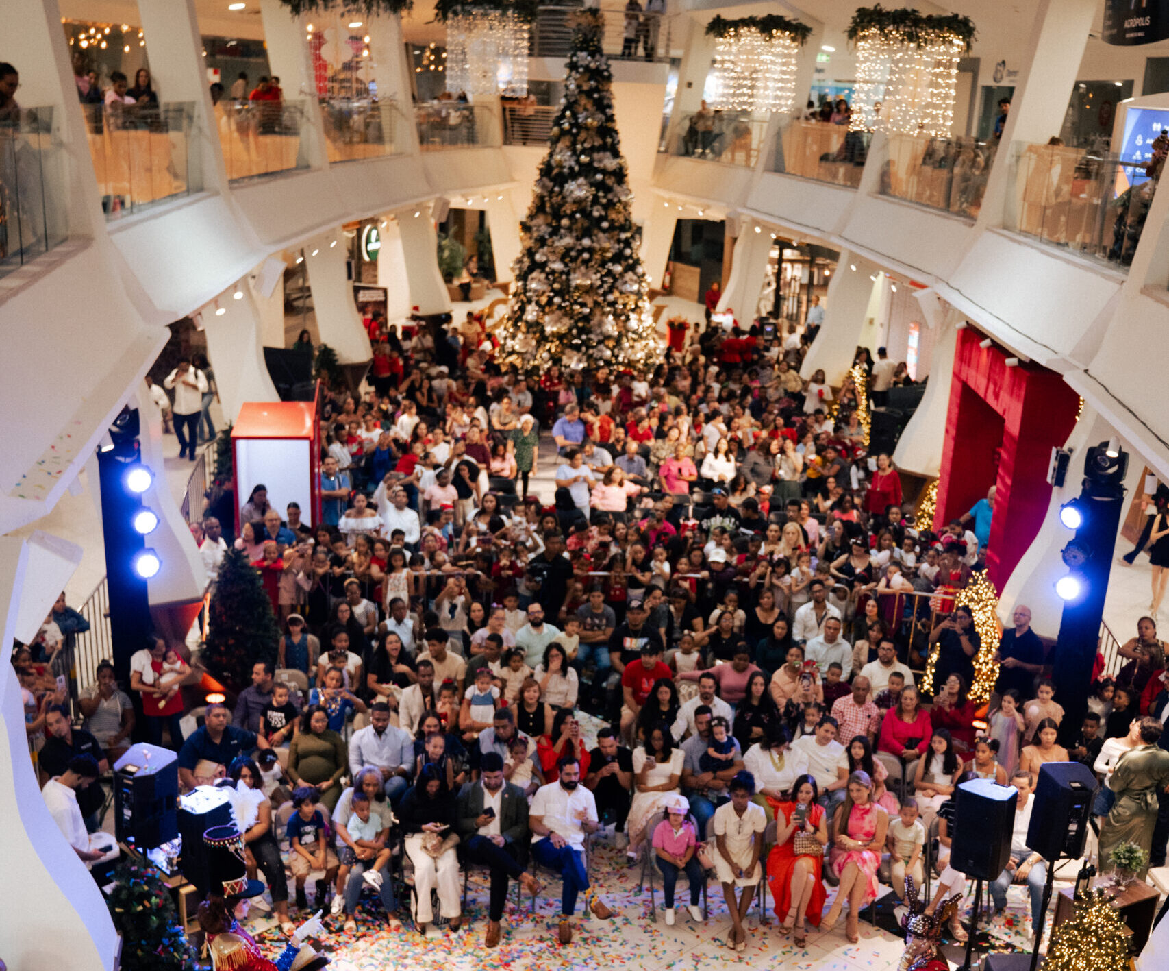 Acr&oacute;polis da la bienvenida a la Navidad 2025 con una noche m&aacute;gica llena de luz y tradici&oacute;n