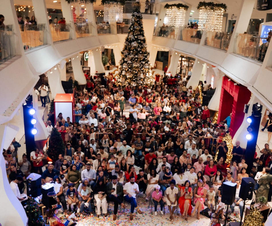 Acrópolis da la bienvenida a la Navidad 2025 con una noche mágica llena de luz y tradición