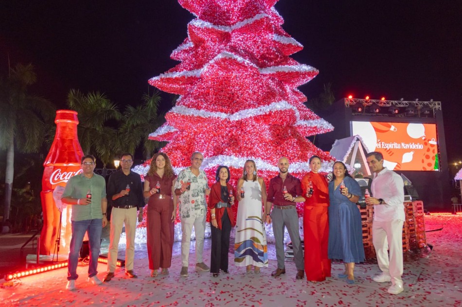 Coca Cola enciende su tradicional árbol navideño en la Ciudad Colonial