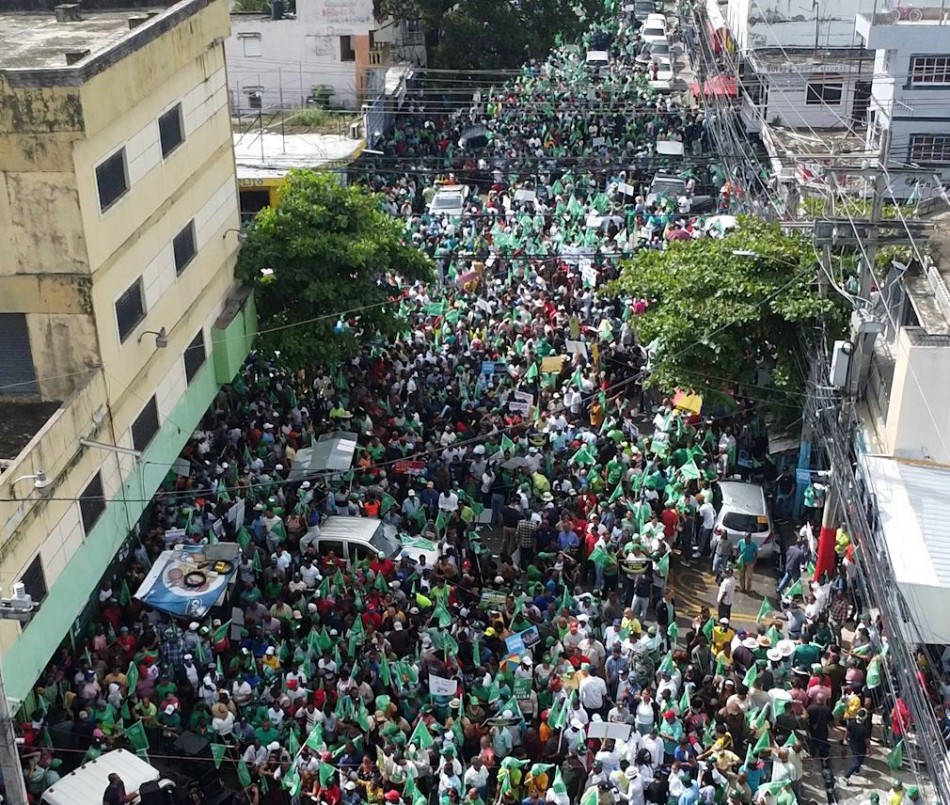 Miles acompañan a Leonel en marcha contra la carestía de la vida