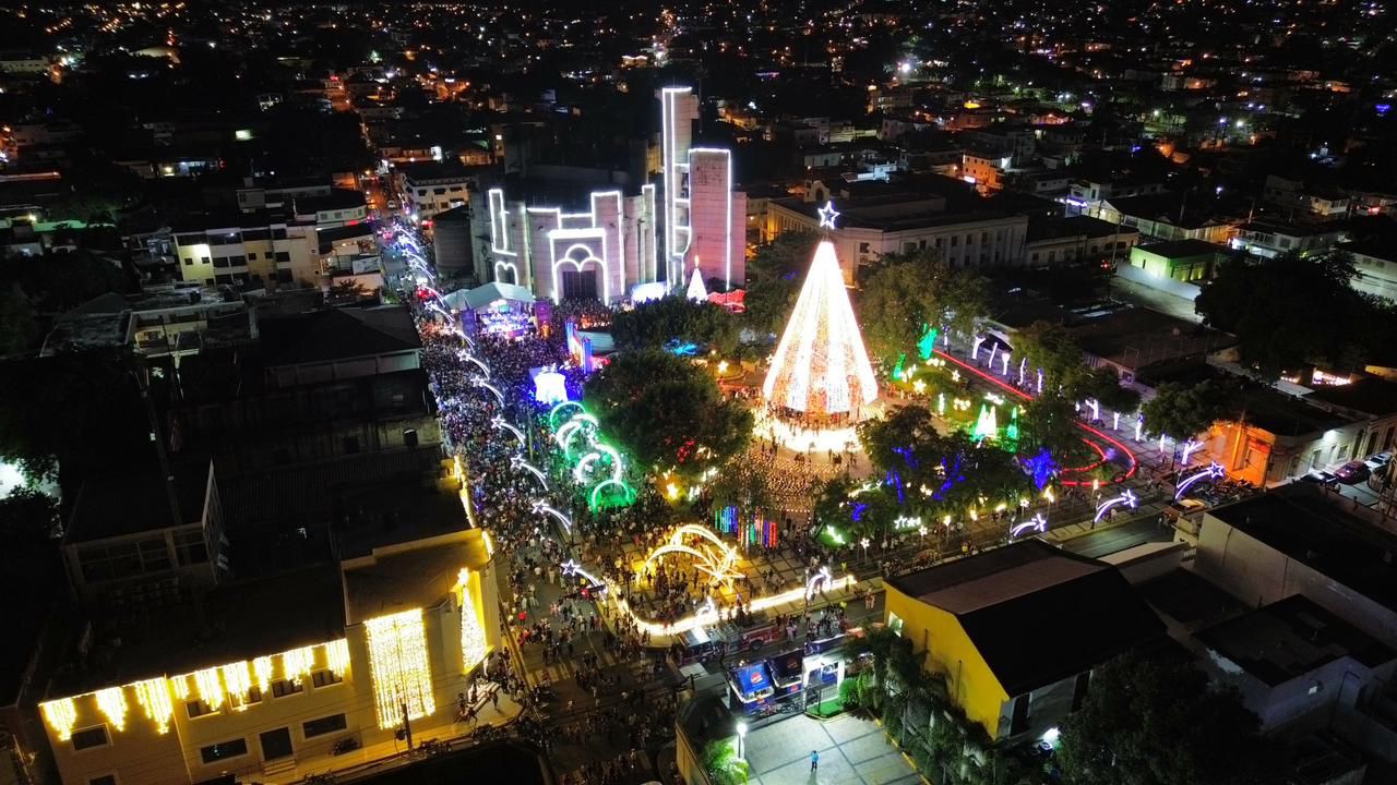 Alcaldesa de La Vega Inaugura el M&aacute;gico Parque de la Navidad con un Espectacular Encendido de Luces