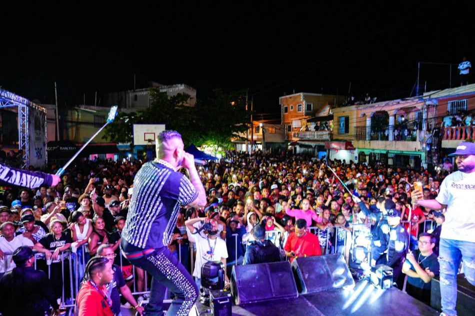 Miles disfrutan explosivo concierto navide&ntilde;o de ReconocidosNet en Los Guar&iacute;canos