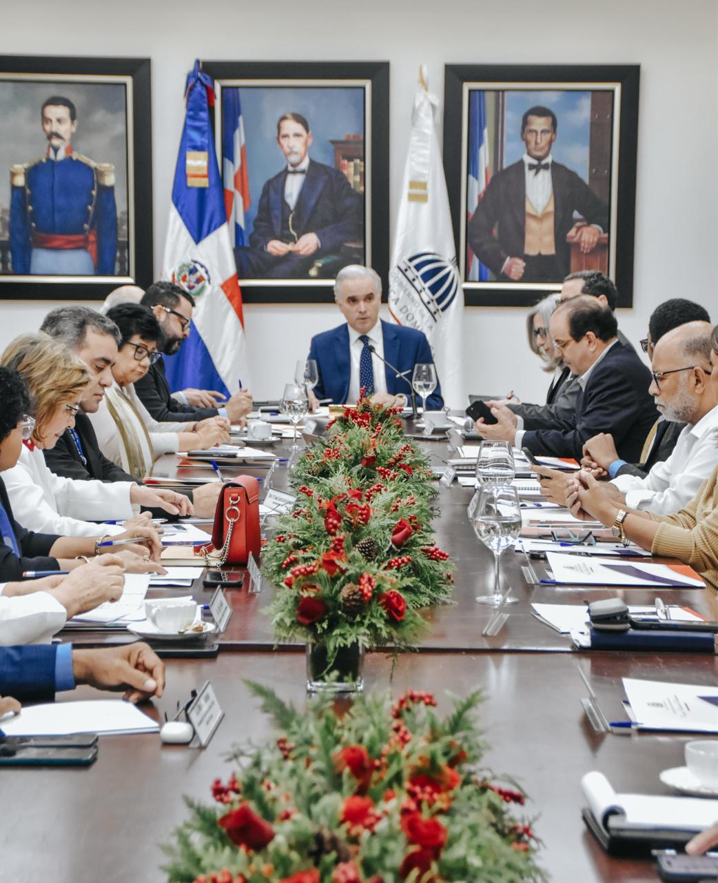 Ministro Luis Miguel De Camps presenta en CNE su apuesta por la inclusi&oacute;n de las competencias digitales