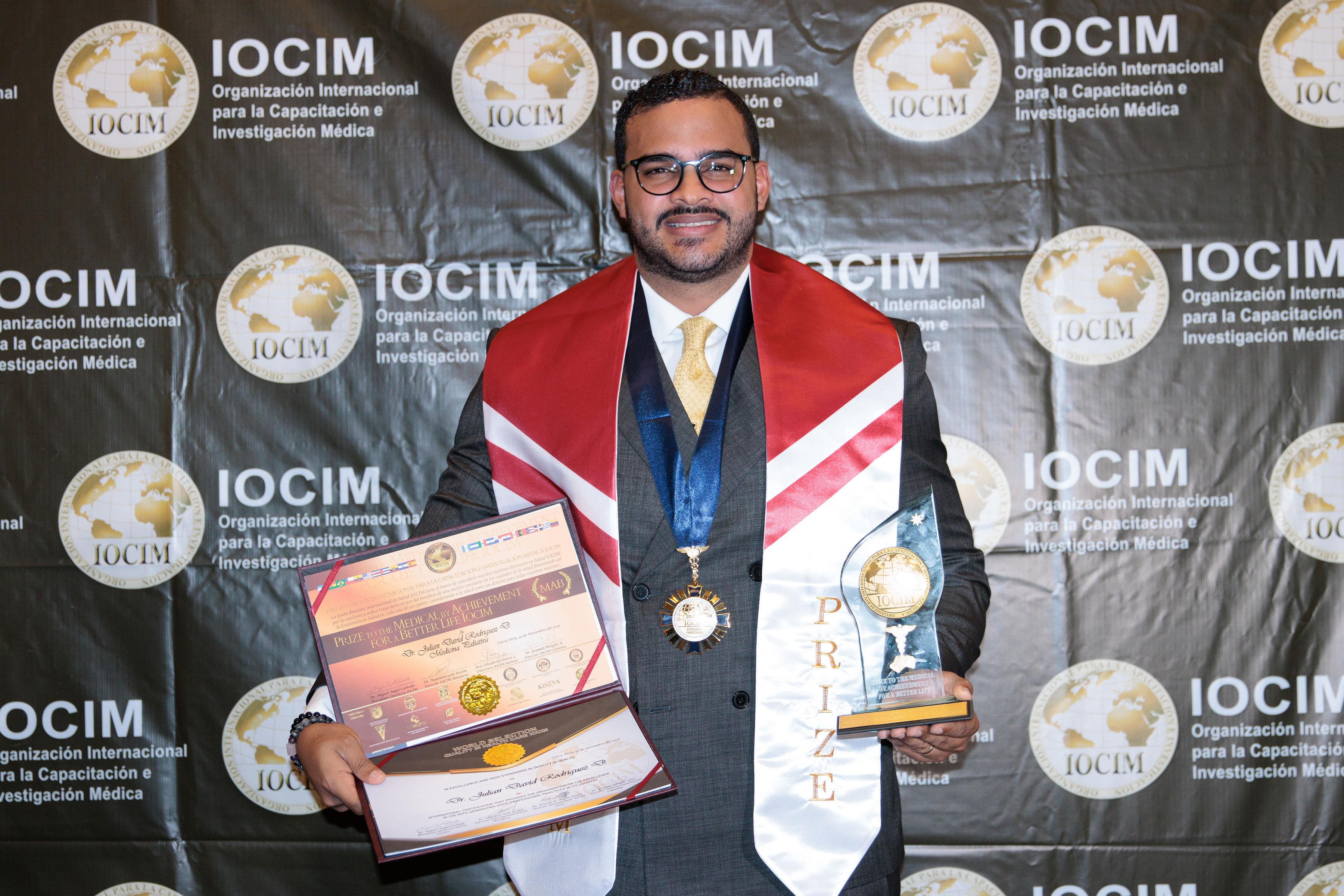 Reconocen al doctor Juli&aacute;n Rodr&iacute;guez en Premiaci&oacute;n de Salud Internacional de IOCIM