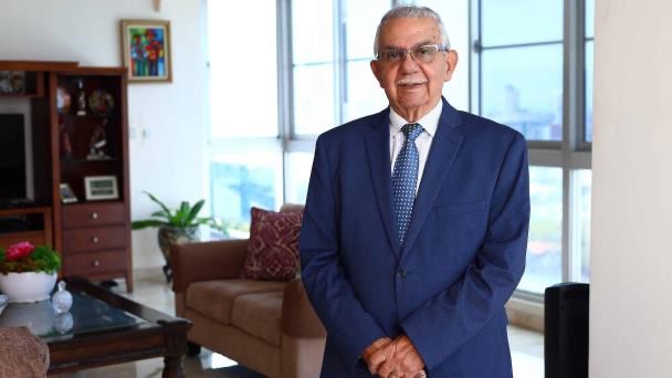 Presidente Luis Abinader instruye crear comisi&oacute;n para mayores controles en Senasa, y adelante que designar&aacute; a Arismendi D&iacute;az Santana para coordinarla