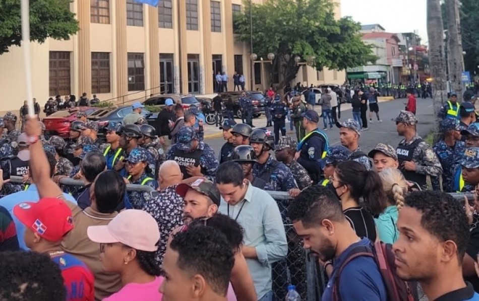 Protestan en Palacio de Justicia y exigen prisi&oacute;n para acusados de desfalco en Senasa