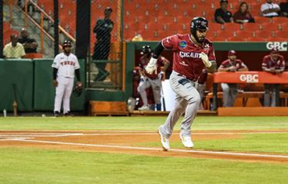 Los Leones del Escogido derrotaron al conjunto de los Gigantes del Cibao y escalaron al cuarto lugar