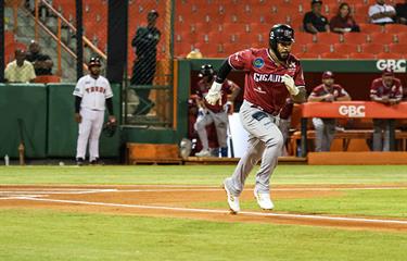 Los Leones del Escogido derrotaron al conjunto de los Gigantes del Cibao y escalaron al cuarto lugar
