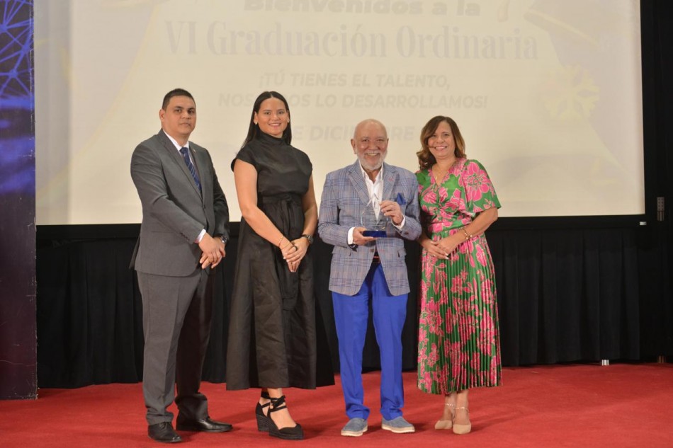 ICOPER reconoce trayectoria del comunicador Jochy Santos en su VI Graduaci&oacute;n