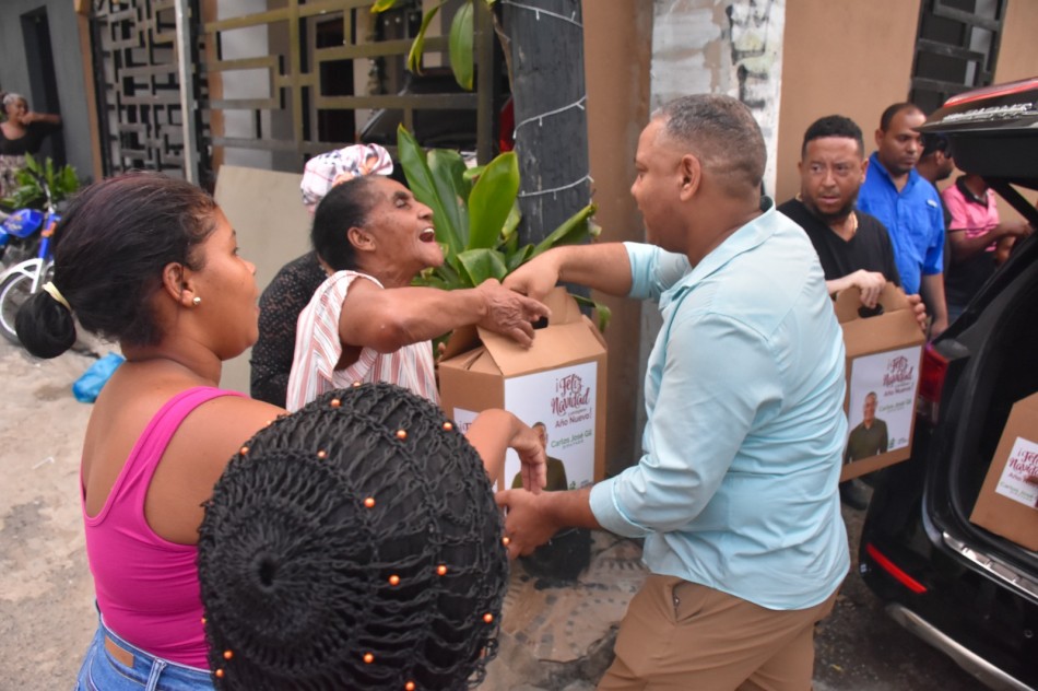 Carlos Gil agasaja familias de SDE en medio de incertidumbre navide&ntilde;a