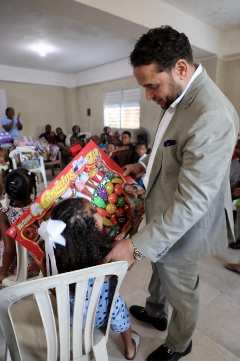 Manuel Cruz inicia su tradicional entrega de juguetes