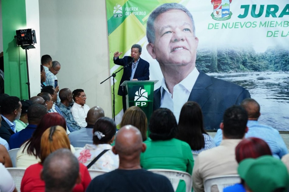 Leonel acusa al PRM de haber comprado elecciones con fondos de SeNaSa y anuncia obras prioritarias para La Cuchilla y Medina*