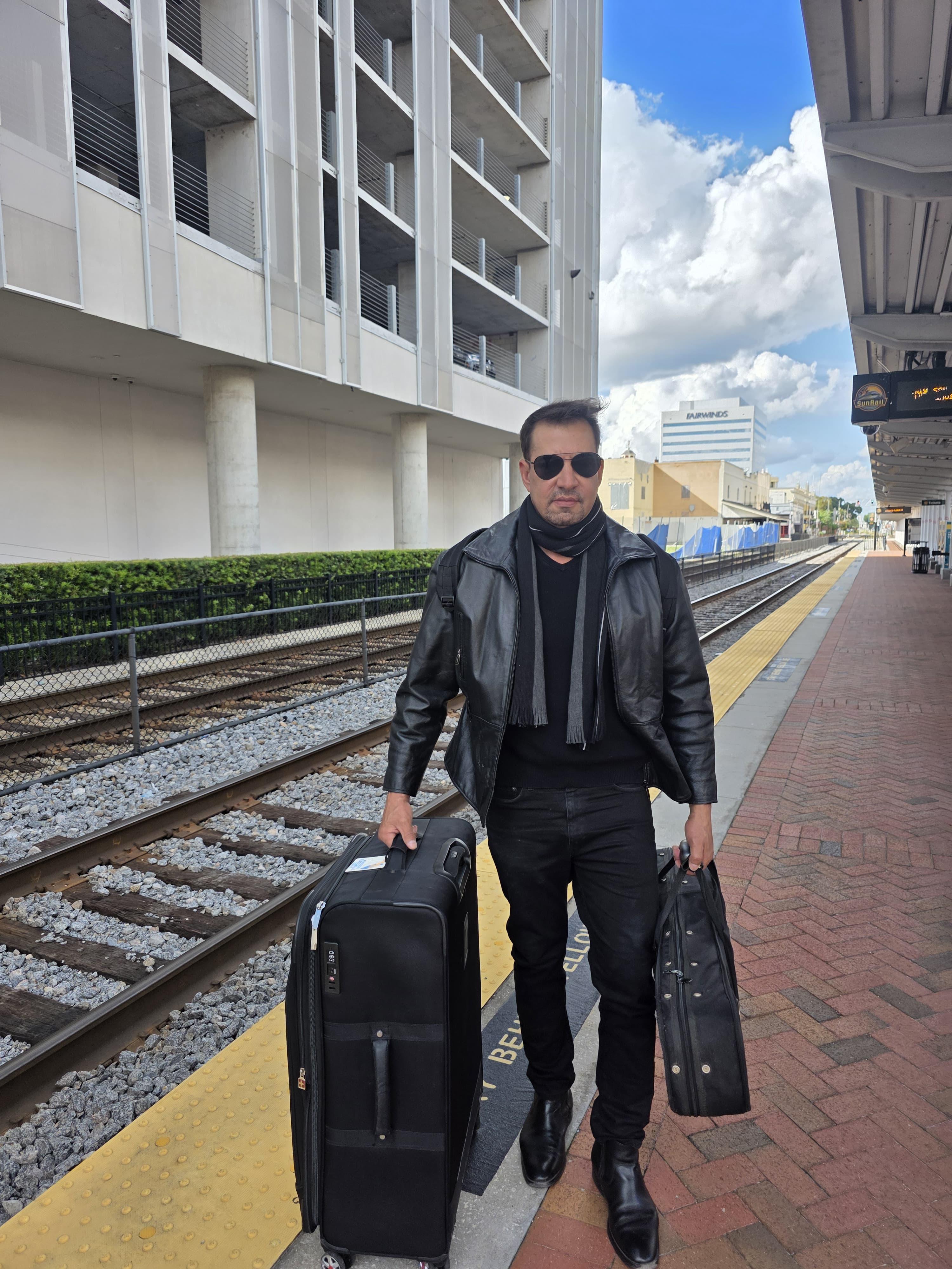 Tony Batista pone voz a la realidad de la di&aacute;spora con su canci&oacute;n &ldquo;Me voy de New York