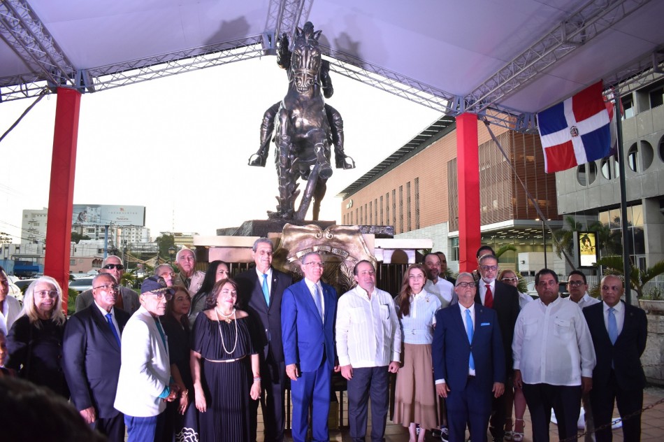 Instituto Duartiano devela primera estatua ecuestre del patricio