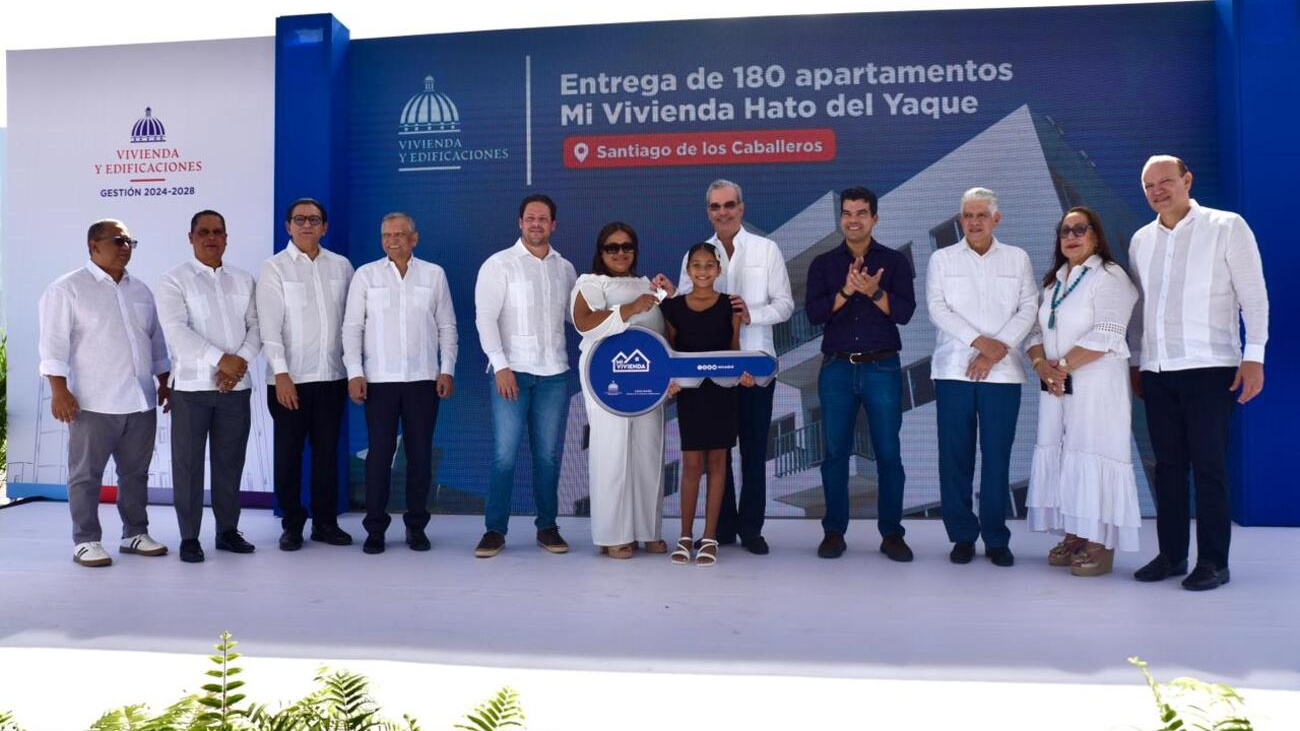 Presidente Luis Abinader entrega viviendas, escuela y hospital en Santiago