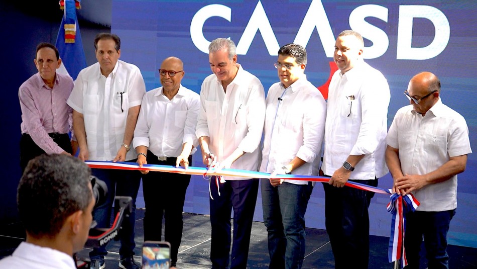 Presidente Abinader y director de la CAASD entregan saneada ca&ntilde;ada Los Peralejos