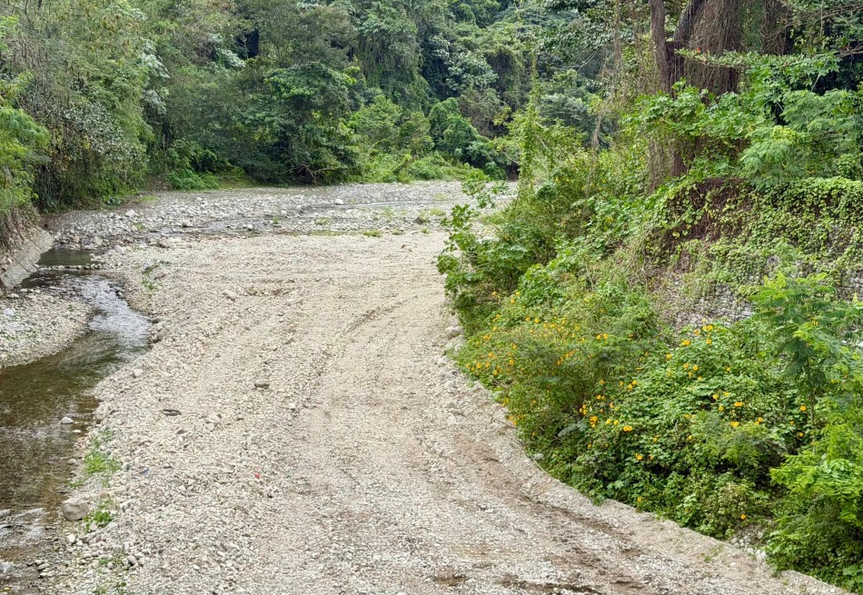 Alcalde y comunidades piden a Abinader intervenir ante carretera en construcci&oacute;n dentro del cauce de un r&iacute;o en San Crist&oacute;bal