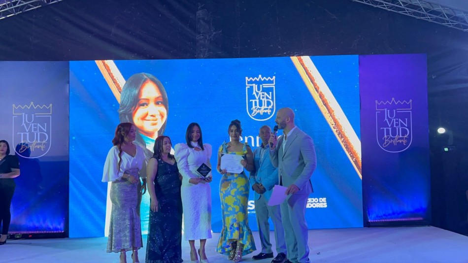 Jennifer Betances es reconocida en los Premios Juventud Brillante de Santo Domingo Norte*