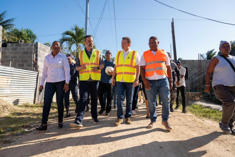 Ito Bisonó da inicio a proyecto de viviendas sociales y rehabilitación de hábitat en San Antonio de Guerra