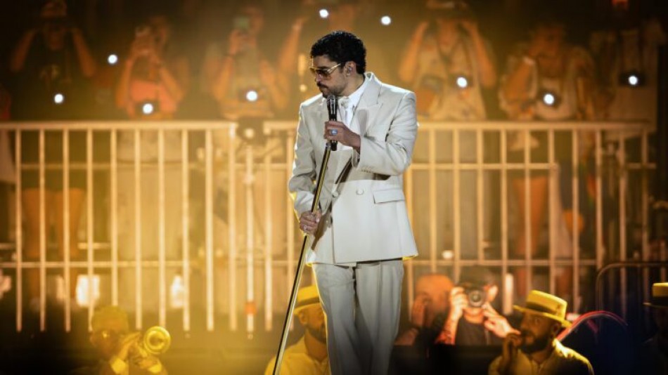 Bad Bunny rinde homenaje a Willie Colón durante concierto en Brasil