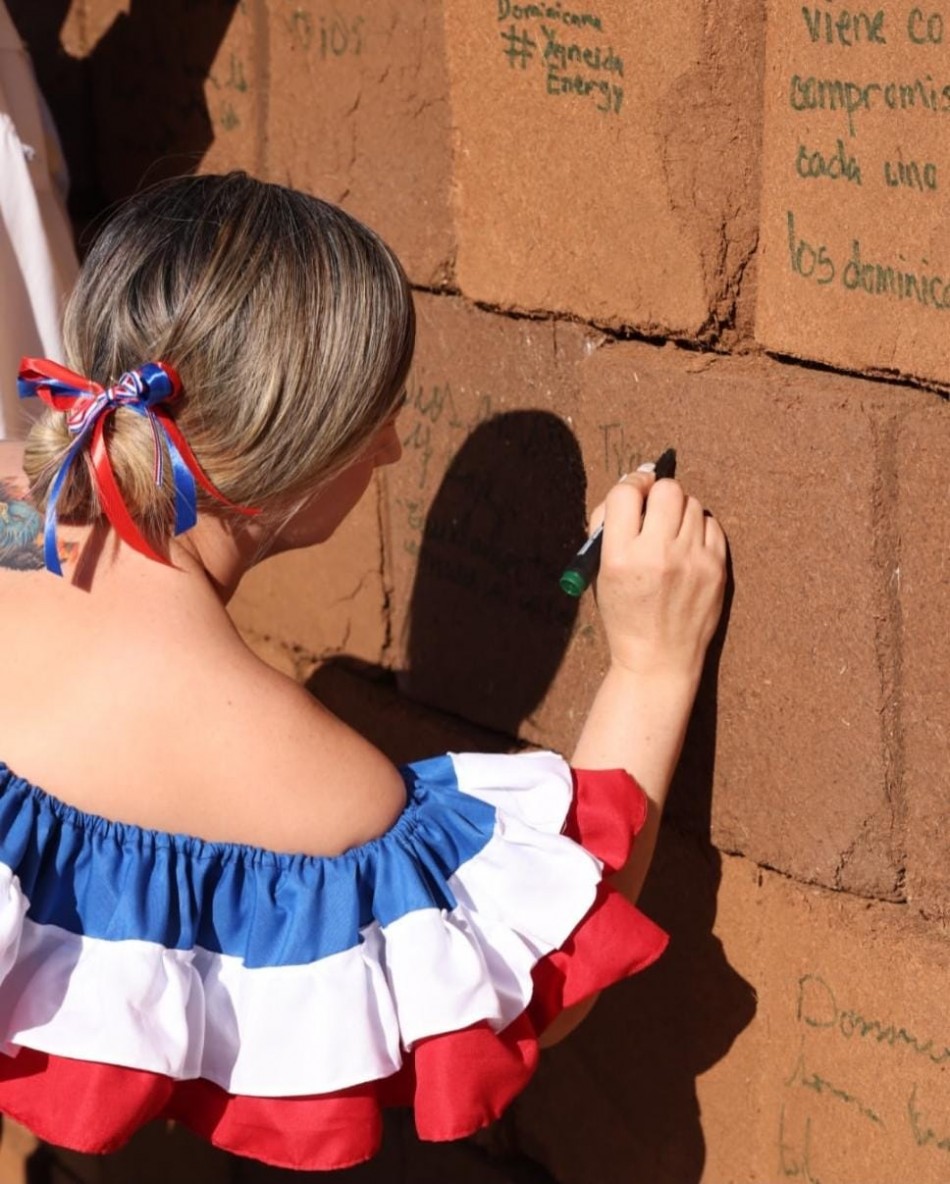 Decenas de personas participaron en &ldquo;El Muro del Legado&rdquo;, iniciativa de Living The Noom*