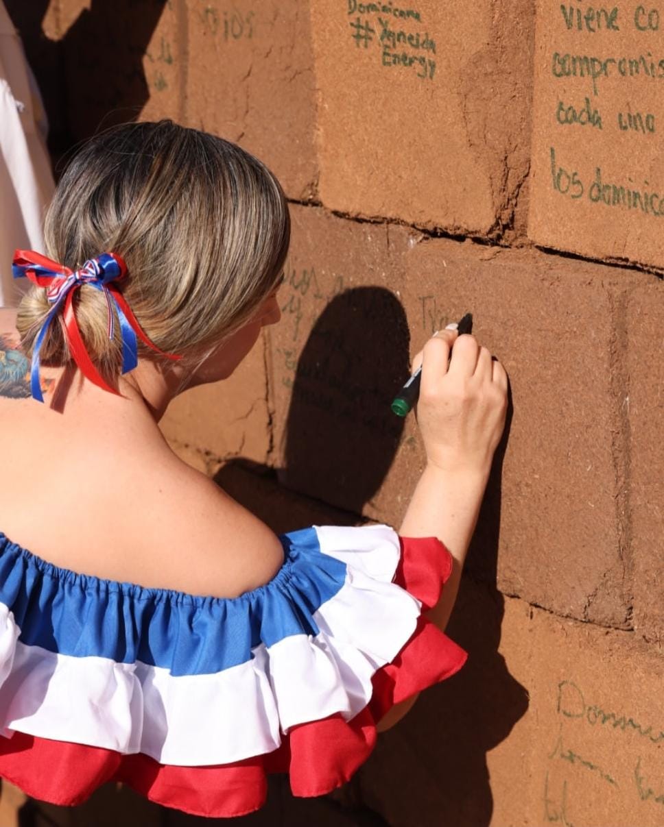 Decenas de personas participaron en &ldquo;El Muro del Legado&rdquo;, iniciativa de Living The Noom*