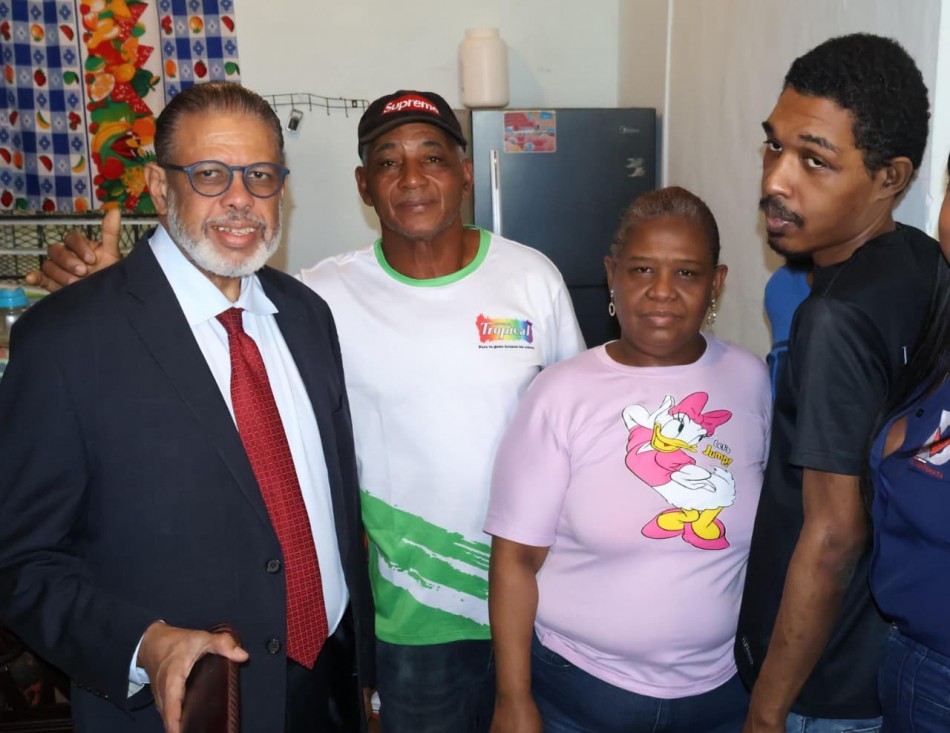 Desarrollo de la Comunidad entrega casa remozada con enseres a familia con hijos con discapacidad*