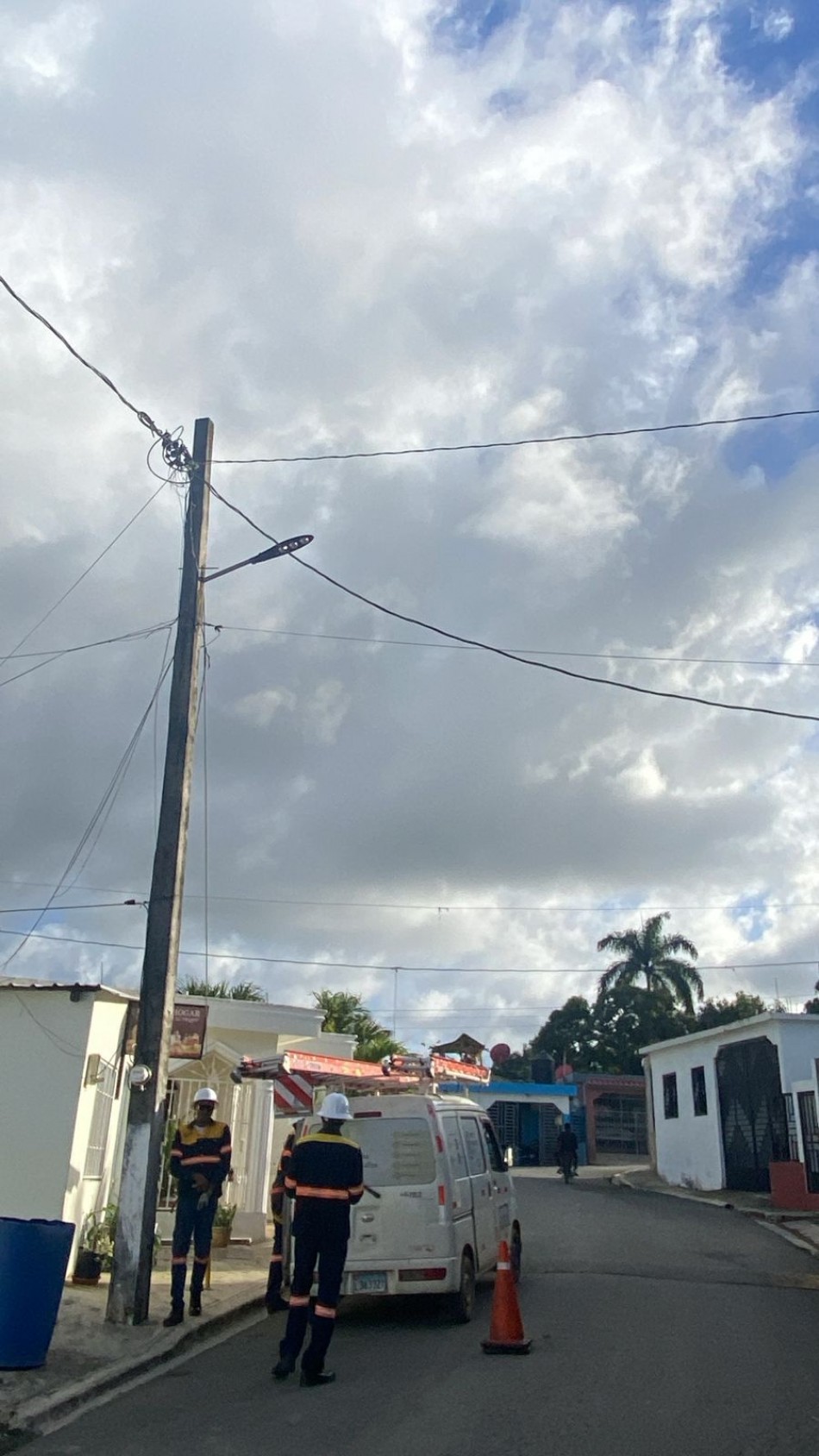 Edeeste desmantela conexión irregular en el Ayuntamiento de El Cedro de Miches y en residencia de la alcaldesa*