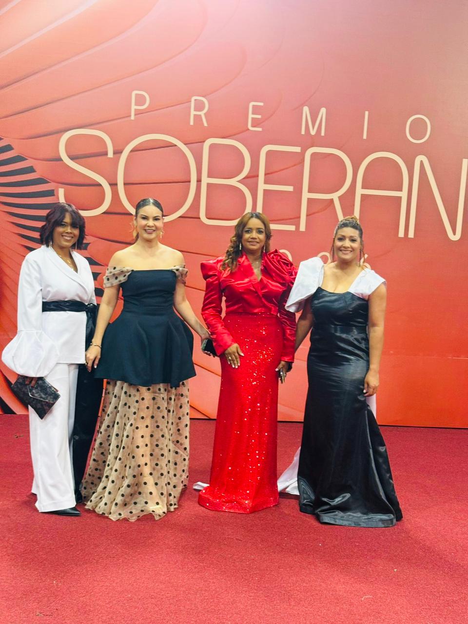 Carolina Almonte deja su sello en los Premios Soberano con propuestas que fusionan alta costura y moda consciente