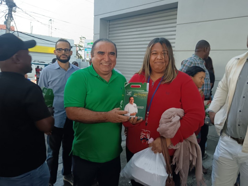 Víctor Pavón distribuye cientos de kits con productos para las tradicionales habichuelas con dulce