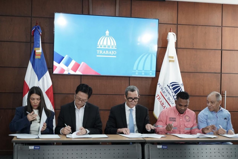 Cormidom y trabajadores firman acuerdo de paz laboral y bienestar*