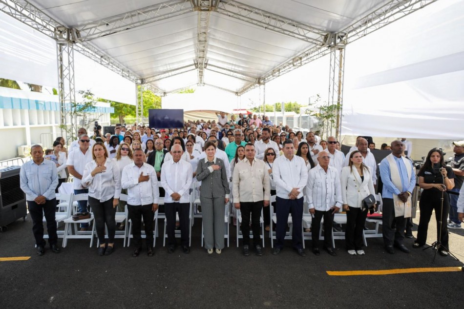 *Raquel Pe&ntilde;a y director del SNS entregan renovado hospital municipal de Casta&ntilde;uelas