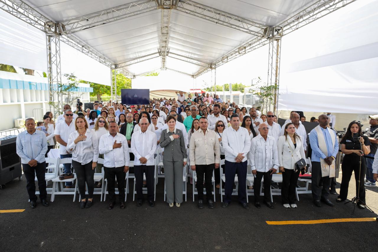 Raquel Pe&ntilde;a y director del SNS entregan renovado hospital municipal de Casta&ntilde;uelas*