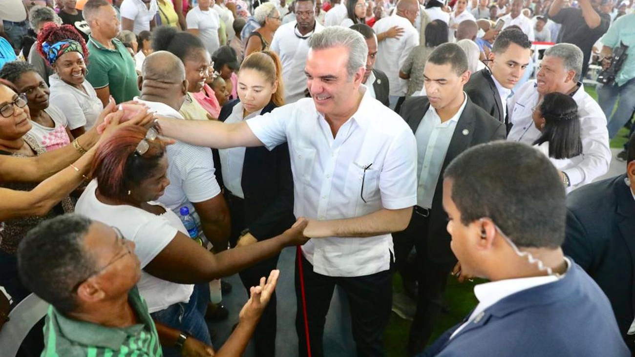 Presidente Abinader entregar&aacute; t&iacute;tulos de propiedad, tres techados escolares y remozamiento de club Los Cachorros este domingo en el Gran Santo Domingo*
