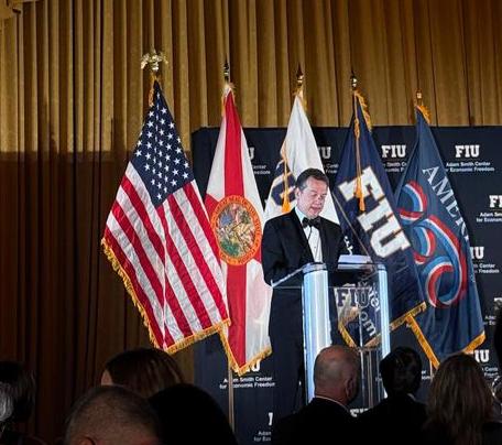 Ito Bisonó resalta liderazgo de Presidente Abinader en FIU durante reconocimiento como Champion of Freedom