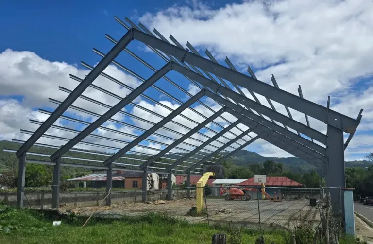Avanza techado cancha en el distrito municipal Manabao