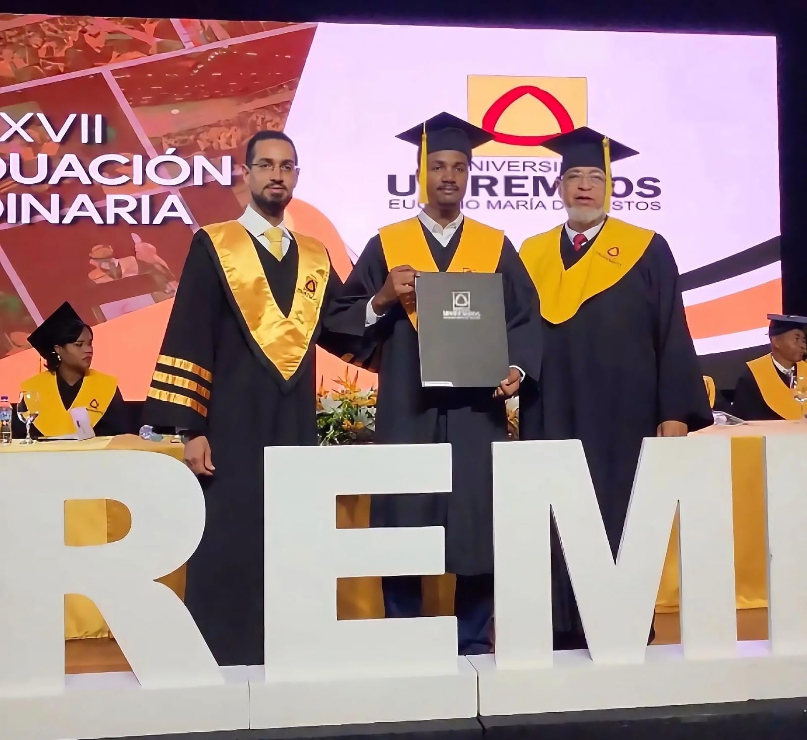 La universidad UNIREMHOS celebr&oacute;  su sexag&eacute;sima s&eacute;ptima graduaci&oacute;n ordinaria con 612 nuevos profesionales; 374 pertenecen a enfermer&iacute;a