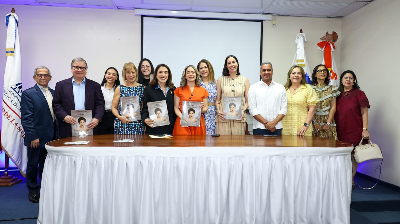Un sello para la historia: A&iacute;da Cartagena Portalat&iacute;n queda inmortalizada en emisi&oacute;n postal conmemorativa